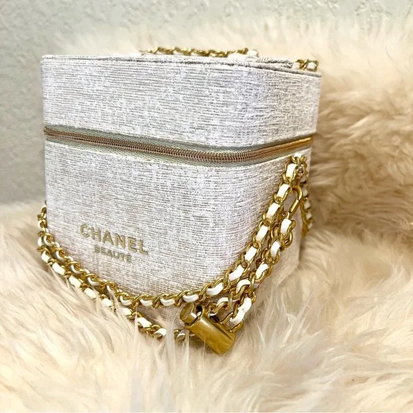 CHANEL Cream and Gold Cosmetic Vanity Bag with Crossbody Chain - Picture 4 of 14